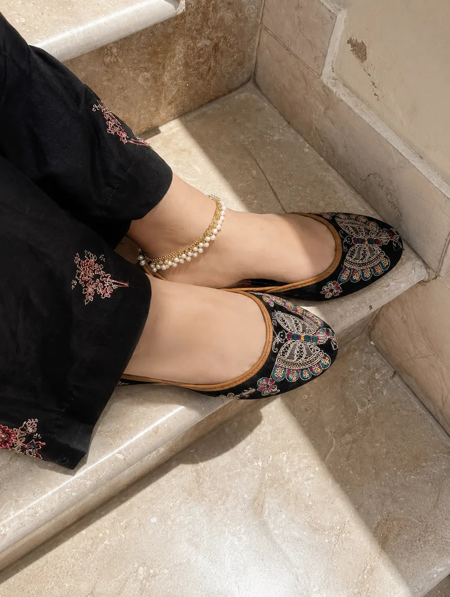 Black Multicolor Embroidered Jutti